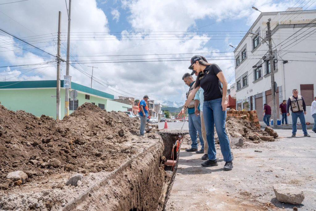 GERALDINE PONCE SUPERVISA REHABILITACIÓN DE DRENAJE EN LA COLONIA MOLOLOA