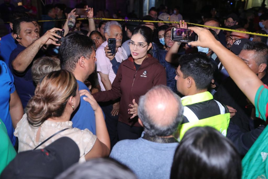 Geraldine Ponce atiende de manera directa a locatarios afectados por el incendio en el mercado Juan Escutia