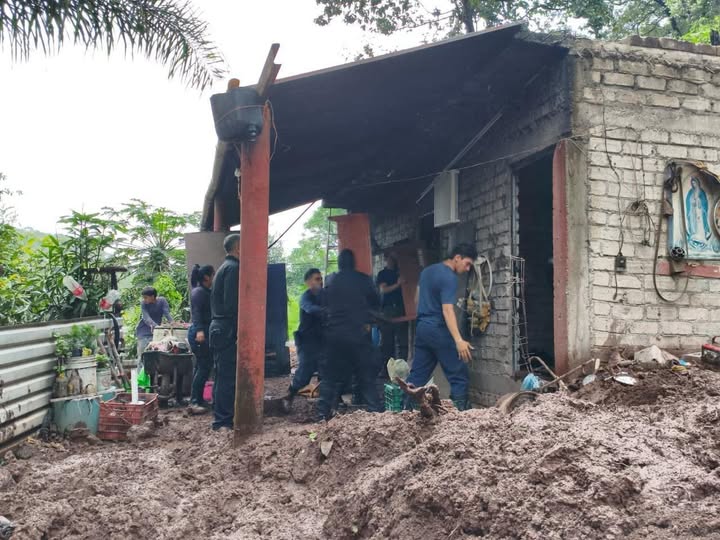 Instruye Geraldine reconstruir casa de familia afectada en Lo de García