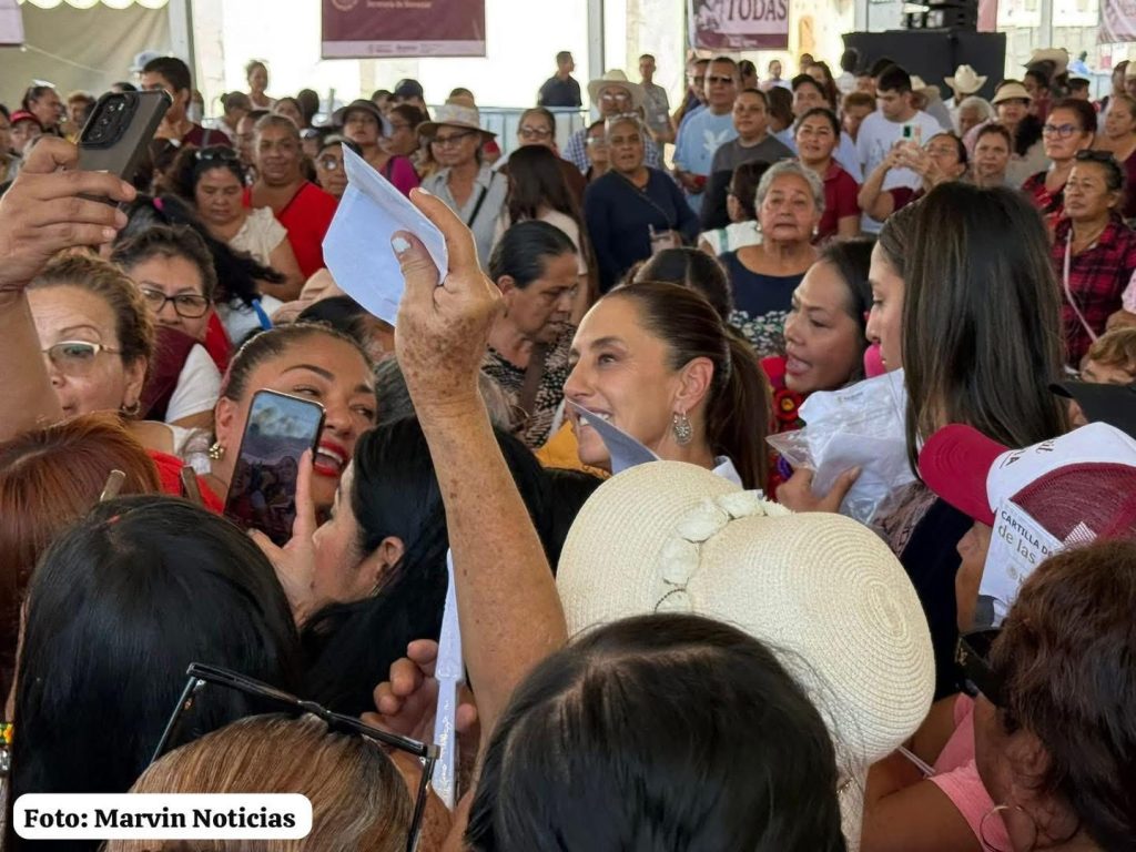 PRESIDENTA ESCUCHA A MUJERES EN LA ALAMEDA DE SANTIAGO IXCUINTLA