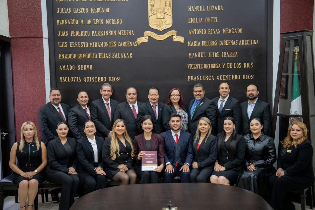 Entrega Geraldine Ponce su Informe de Gobierno al Cabildo de Tepic