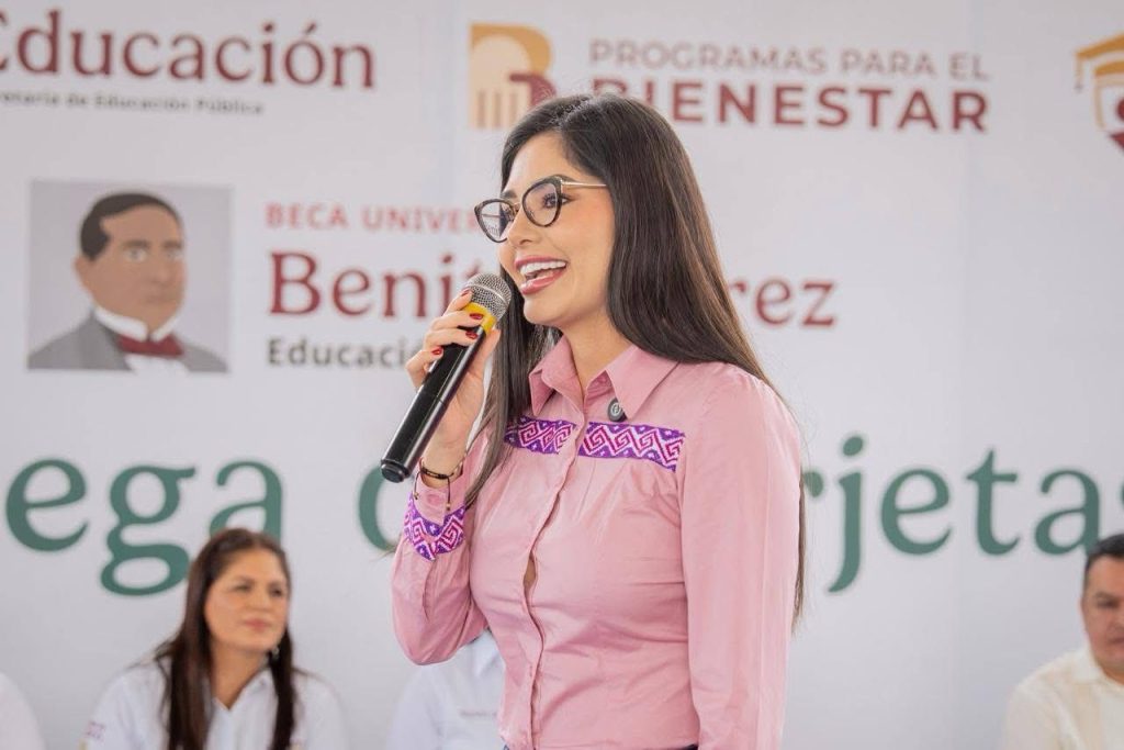 Geraldine Ponce asiste al arranque de entrega de Becas Benito Juárez en Tepic.