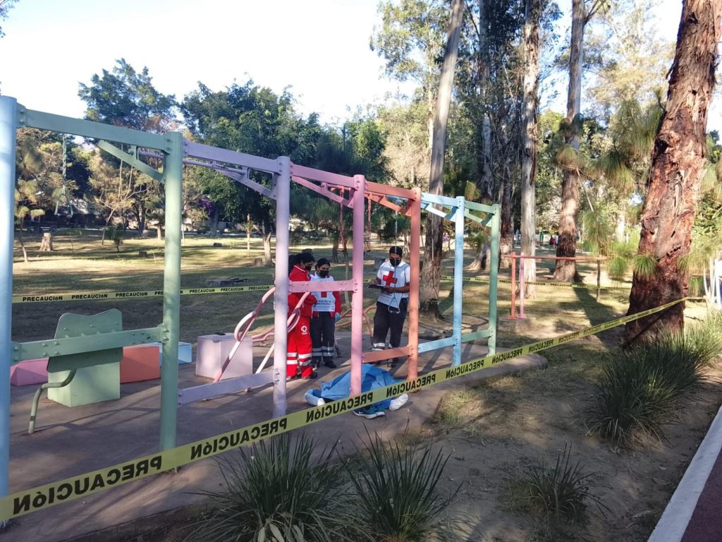 ENCUENTRAN SIN VIDA A UNA PERSONA EN PARQUE LA LOMA DE TEPIC