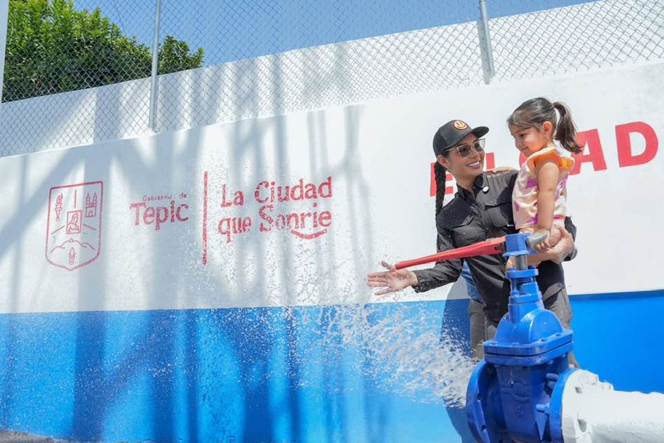 GERALDINE ENTREGA UNA NUEVA OBRA En TEPIC