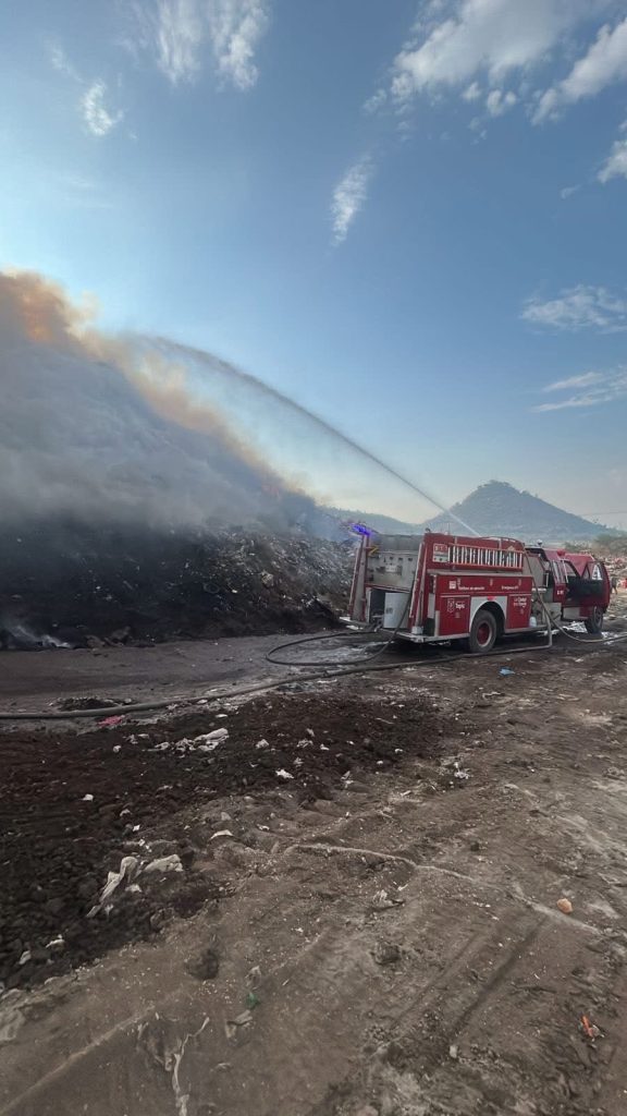 Atiende Gobierno de Geraldine Ponce incendio en el relleno sanitario de El Iztete
