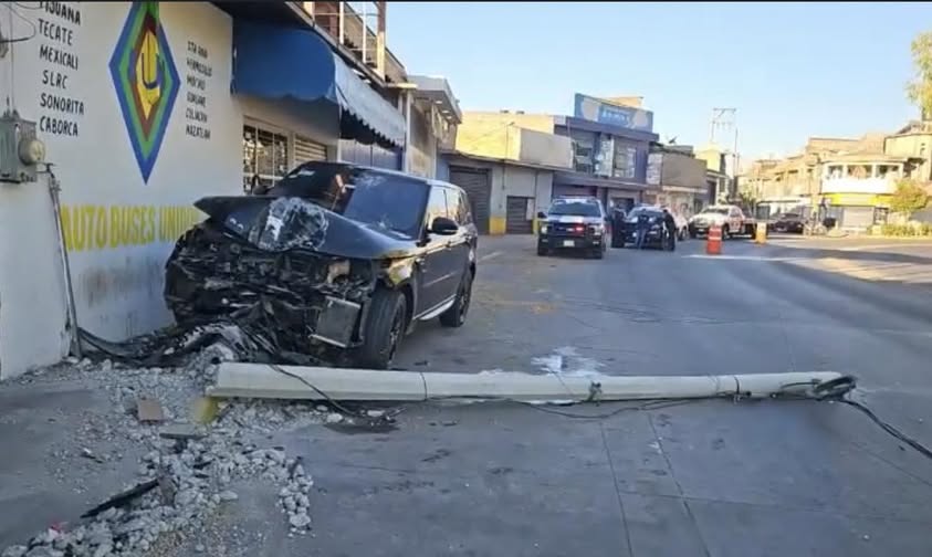 DOS JÓVENES PRESUNTAMENTE EBRIAS CHOCAN RANGE ROVER DE LUJO Y HUYEN DEL LUGAR EN TEPIC