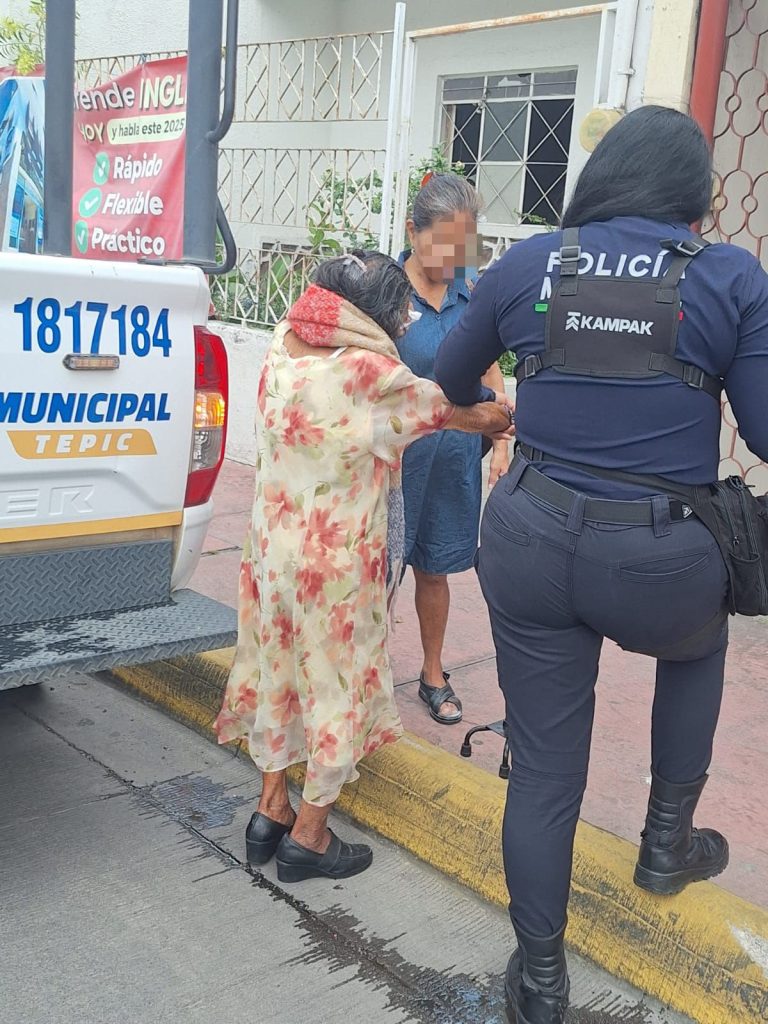 Gobierno de Geraldine Ponce auxilia a adulta mayor extraviada y la regresa con su familia